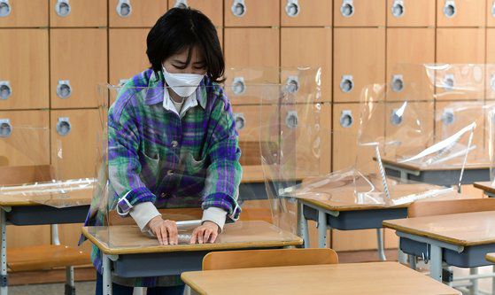 지난 2월 대구 남구 대명동 경북예술고등학교 교사들이 개학을 앞두고 책상 위에 신종 코로나바이러스 감염증(코로나19)를 예방하기 위해 투명 칸막이를 설치하고 있다. 뉴시스