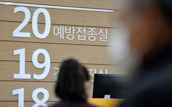 지난달 27일 대전시 유성구 대전코젤병원에서 의료진에게 백신을 접종 받은 어르신들이 이상반응 관찰을 위해 잠시 휴식하고 있다. 프리랜서 김성태