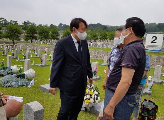 윤석열 전 검찰총장이 현충일을 하루 앞둔 5일 국립현충원을 찾아 참배한 뒤 시민들과 이야기를 나누고 있다. 윤 전 총장 측 제공. 연합뉴스