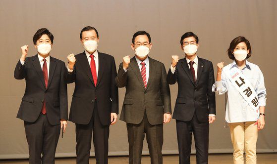 지난 2일 부산에서 열린 국민의힘 당대표·최고위원 선출을 위한 합동연설회에서 (왼쪽부터) 이준석, 홍문표, 주호영, 조경태, 나경원 당대표 후보가 기념촬영을 하고 있다. 연합뉴스