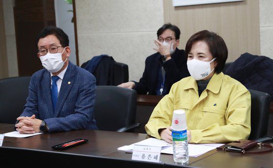 유은혜 사회부총리 겸 교육부 장관과 유기홍 국회 교육위원회장이 지난해 12월 7일 서울 영등포구 교육시설재난공제회에서 전국학교비정규직연대회의(학비연대) 대표자와 긴급 간담회를 하고 있다.    [교육부 제공]