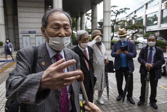 일제에 강제 징용된 노동자들이 일본 기업 16곳을 상대로 국내 법원에 제기한 손해배상 소송의 첫 변론 기일이 열린 지난달 28일 오전 서초구 서울중앙지법에서 소송을 낸 당사자들이 재판이 끝난 후 취재진과 인터뷰를 하고 있다. 연합뉴스