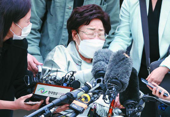 지난 4월 서울 서초구 중앙지방법원에서 일본군 위안부 피해자들이 일본 정부를 상대로 국내 법원에 제기한 두 번째 손해배상 청구 소송 선고 공판이 끝난 뒤 이용수 할머니가 판결에 대한 입장을 밝힌 뒤 눈을 감고 있다.   연합뉴스