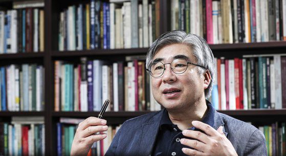 이철우 연세대학교 법학전문대학원 교수가 지난 6일 오전 서울 서대문구 연세대 광복관 연구실에서 중앙일보와 인터뷰하고 있다. 김경록 기자