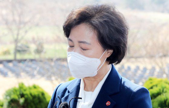 추미애 전 법무부 장관이 지난 3월17일 오전 제주시 봉개동 제주4·3평화공원 내 행방불명인 표석 앞에서 기자들의 질문에 답하고 있다.