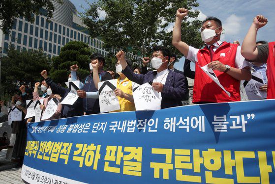 강제징용 소송을 각하한 판결에 대해 국내에선 재판부에 대한 비난과 함께 반일 정서가 커지고 있다. 더불어민주당 등 정치권에서도 이를 자극하며 강제징용 문제를 둘러싼 외교적 해법의 틈이 다시 닫힐 위기에 놓였다. 사진은 광주지역 시민 사회단체 관계자들이 9일 오후 광주 동구 광주지방법원 앞에서 일제 강제징용 소송 각하 결정을 규탄하는 모습. [연합뉴스]