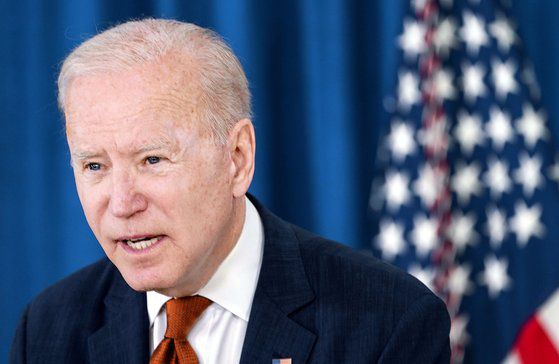 바이든 대통령은 9일(현지시간) 새 행정명령을 통해 적대국 소프트웨어 앱의 미국인 정보 유출과 국가안보 위협 가능성을 평가할 기준을 마련하라고 지시했다. [로이터=연합뉴스]