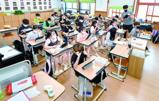 지난 7일 오전 전남 화순의 한 초등학교에서 5학년 학생들이 교실수업을 하고 있다. 뉴시스