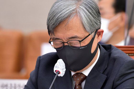 최재형 감사원장이 지난해 10월 15일 국회에서 열린 법제사법위원회의 감사원에 대한 국정감사에서 눈을 감고 생각에 잠겨있다. 오종택 기자