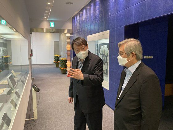 윤석열 전 검찰총장이 지난 11일 서울 마포구 동교동 '연세대 김대중 도서관'을 찾아 김대중 전 대통령의 삶과 DJ정부의 정책 등을 들었다. [사진 윤 전 총장 측]