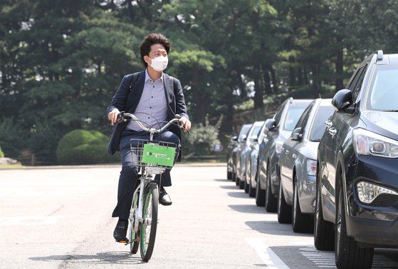 이준석 국민의힘 신임 대표가 13일 오전 따릉이를 타고 국회의사당역에서 국회로 첫 출근을 하고 있다. 대표실 한 관계자는 “이 대표는 평소에도 따릉이를 애용했으며, 당 대표 차량은 있으나 운전 기사를 아직 구하지 못했다”라고 전했다. 오종택 기자