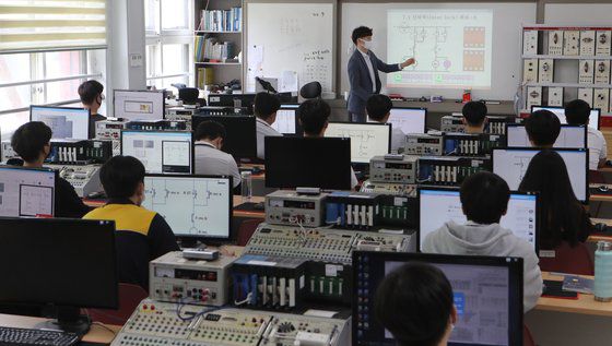 14일 부산 금정구 대진전자통신고 전기전자과 2학년 학생들이 자동제어기기제작실에서 실습수업을 하고 있다. 송봉근 기자