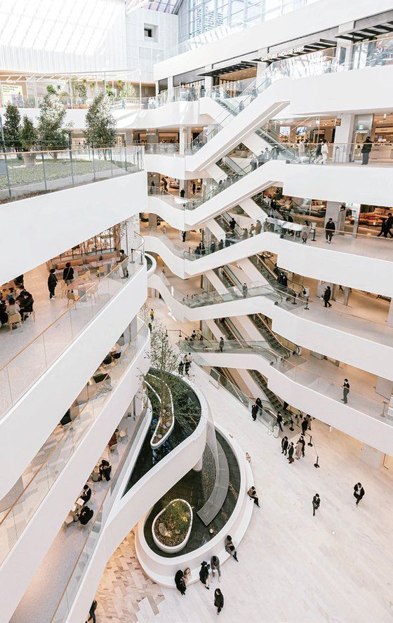 올 2월 서울 여의도에 문을 연 더현대서울 내관 모습. [사진 현대백화점그룹]