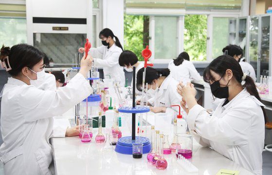 14일 경기도 수원시 삼일공업고등학교에서 화공과 학생들이 국가기술자격 실기시험을 앞두고 실습수업을 하고 있다. 연합뉴스