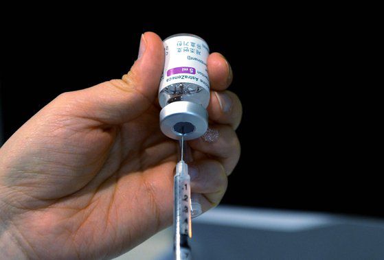 지난달 27일 대전시 유성구 대전코젤병원에서 의료진이 어르신들에게 접종할 백신을 전용 주사기로 준비하고 있다. [프리랜서 김성태]