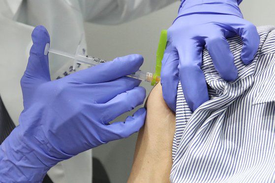 17일 오후 서울 영등포구 영등포아트홀에 마련된 코로나19 백신 예방접종센터에서 백신 접종이 진행되고 있다. 장진영 기자