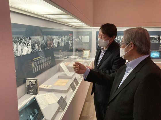 윤석열 전 검찰총장이 지난 11일 서울 마포구 동교동 '연세대 김대중 도서관'을 찾아 김대중 전 대통령의 삶과 DJ정부의 정책 등을 들었다. [사진 윤 전 총장 측]