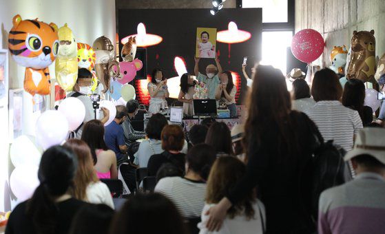 양부모 학대로 숨진 정인이의 두 번째 생일인 10일 양평 묘원에서 정인이 추모 시민들이 생일축하 행사를 하고 있다. 연합뉴스