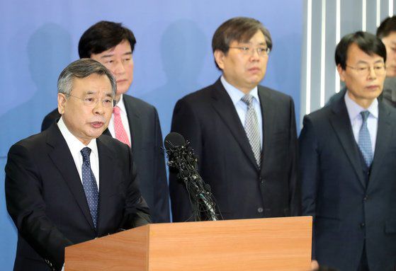 지난 2017년 3월 6일 오후 서울 대치동 특검사무실에서 박영수 특검이 수사결과를 발표하는 모습. 중앙포토