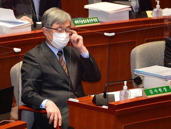 최재형 감사원장이 지난해 11월 4일 국회에서 열린 예산결산특별위원회 전체회의에 출석해 생각에 잠긴 모습. 오종택 기자