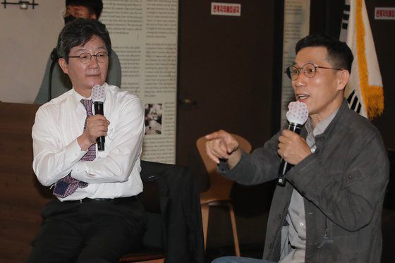 유승민 전 미래통합당(현 국민의힘·왼쪽) 의원이 20일 오후 대구 달서구 계명대 아담스키친에서 열린 '희망22 동행포럼' 창립총회에서 진중권 전 동양대 교수와 대담하고 있다. 뉴스1