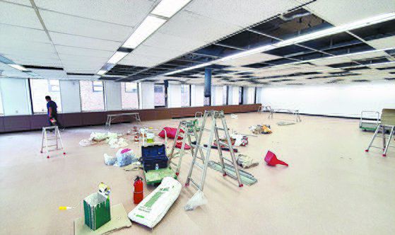 윤석열 전 검찰총장의 대선 캠프로 알려진 서울 광화문 인근 사무실에서 20일 공사가 진행 중이다. [연합뉴스]