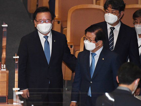 박병석 국회의장(오른쪽)과 김부겸 국무총리가 22일 오후 서울 여의도 국회에서 열린 본회의에서 인사를 나누고 있다. 연합뉴스