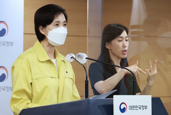 지난 20일 정부세종청사에서 유은혜 부총리 겸 교육부장관이 2학기 전면 등교를 위한 단계적 이행방안을 발표하고 있다. [사진 교육부]