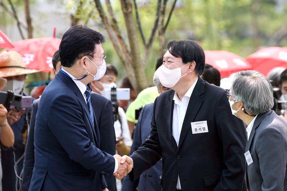 윤석열 전 검찰총장이 9일 서울 중구 남산예장공원 개장식 겸 이회영기념관 개장식에 참석하며 퇴임 후 첫 공식 행보에 나섰다. 윤 전 총장이 송영길 더불어민주당 대표와 악수를 하고 있다. 우상조 기자