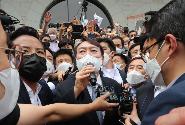 윤석열 전 검찰총장이 29일 서울 서초구 매헌 윤봉길 의사 기념관에서 열린 대선 출마 기자회견을 마치고 지지자들의 응원을 받으며 회견장을 나서고 있다. 국회사진기자단