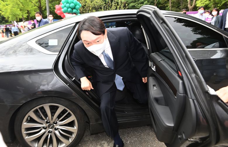 윤석열 전 검찰총장이 29일 오전 대선 출마 기자회견이 열리는 서울 서초구 매헌 윤봉길 의사 기념관에 도착하고 있다. 국회사진기자단