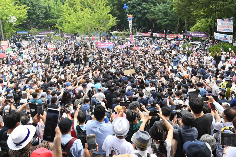 윤석열 전 검찰총장이 29일 서울 서초구 양재동 '매헌 윤봉길 의사 기념관' 에서 출마선언을 한 후 지지자들에게 인사하고 있다. 국회사진기자단