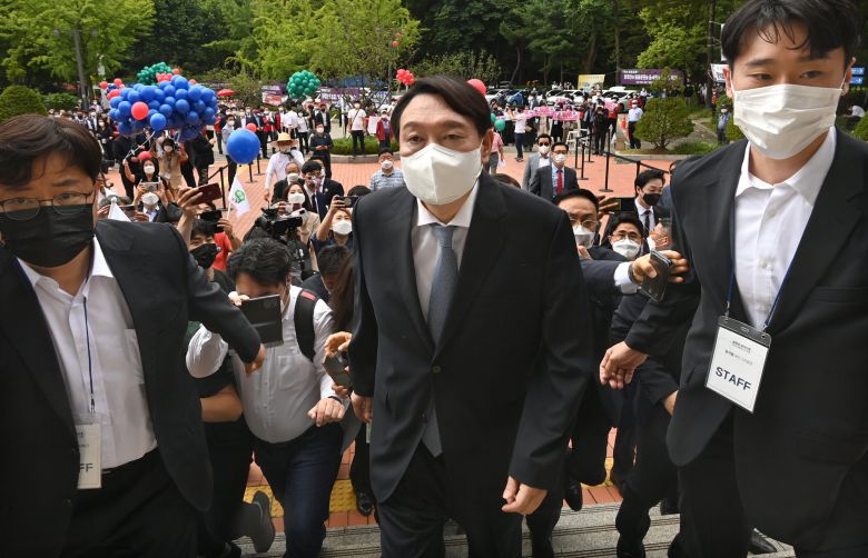 윤석열 전 검찰총장이 29일 오전 대선 출마 기자회견이 열리는 서울 서초구 매헌 윤봉길 의사 기념관으로 들어가고 있다. 국회사진기자단