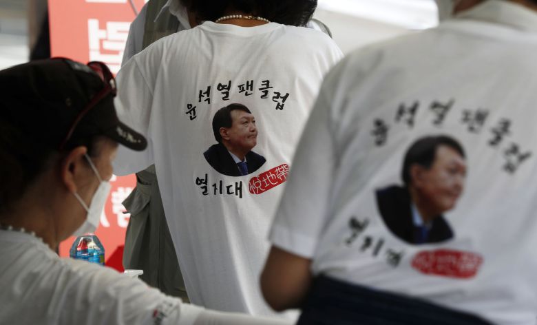 윤석열 전 검찰총장의 대선 출마일인 29일 오전 서울 서초구 매헌 윤봉길 의사 기념관 앞에서 윤 전 총장의 팬클럽 회원들이 응원 티셔츠를 입고 지지를 호소하고 있다. 뉴시스