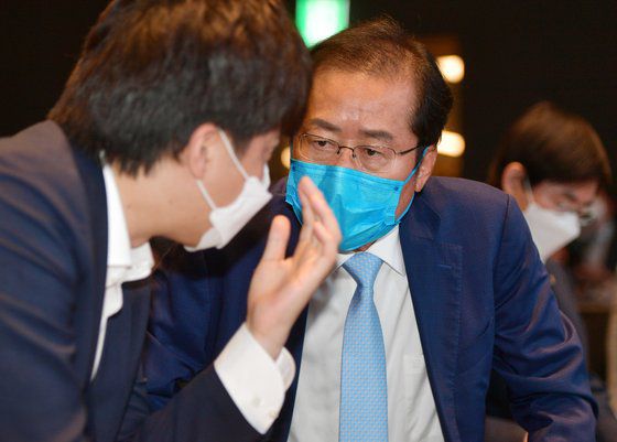 홍준표 국민의힘 의원이 29일 서울 여의도 글래드 호텔에서 열린 '인뎁스조사 결과 국민보고대회'를 열었다. 홍 의원이 이날 행사 도중 이준석 국민의힘 대표(왼쪽)와 이야기를 나누고 있다. 오종택 기자