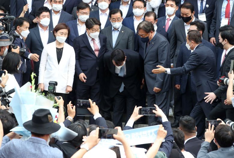 윤석열 전 검찰총장이 29일 오후 대선 출마 기자회견에 앞서 지지자들에게 인사를 하고 있다. 국회사진기자단