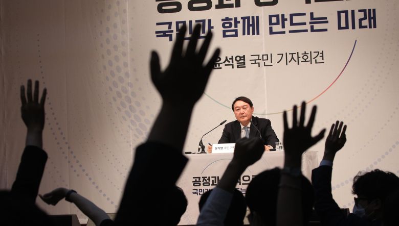 29일 오후 서울 서초구 매헌 윤봉길 의사 기념관에서 열린 윤석열 전 검찰총장 대선출마 선언 기자회견에서 기자들이 질문을 위해 손을 들고 있다. 국회사진기자단