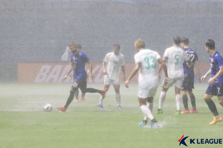 폭우를 뚫고 아시아 챔피언스리그에서 승리한 울산 현대. [사진 프로축구연맹]