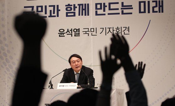 윤석열 전 검찰총장이 29일 오후 서울 서초구 매헌 윤봉길 의사 기념관에서 대선출마를 선언한 뒤 기자들과 일문일답을 하고 있다. 2021.6.29 오종택 기자