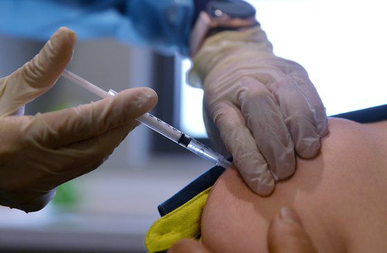 아스트라제네카 코로나19 백신을 접종하는 모습. 프리랜서 김성태