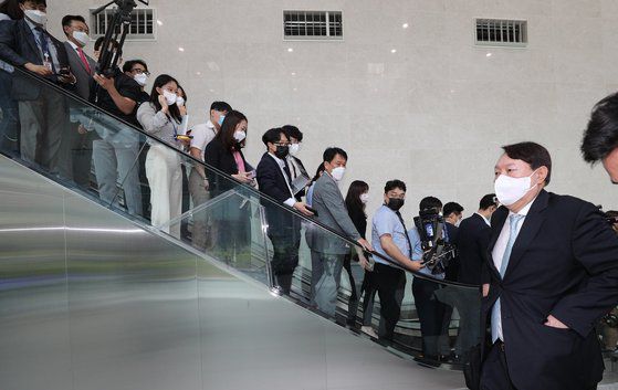 야권 대선 주자인 윤석열 전 검찰총장이 지난달 30일 오전 국회 소통관을 찾아 출입 기자들과 인사를 마친 뒤 돌아가고 있다. 오종택 기자