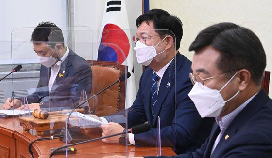 송영길 더불어민주당 대표(가운데)가 2일 오전 국회에서 열린 최고위원회의에서 모두발언을 하고 있다. 임현동 기자