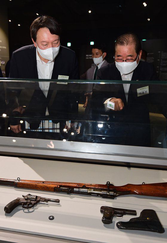 윤석열 전 검찰총장(왼쪽)이 9일 서울 남산예장공원 하부 이회영기념관에서 이회영 선생의 후손인 이종찬 국립대한민국임시정부기념관 건립위원장과 전시장을 둘러보고 있다. 우상조 기자