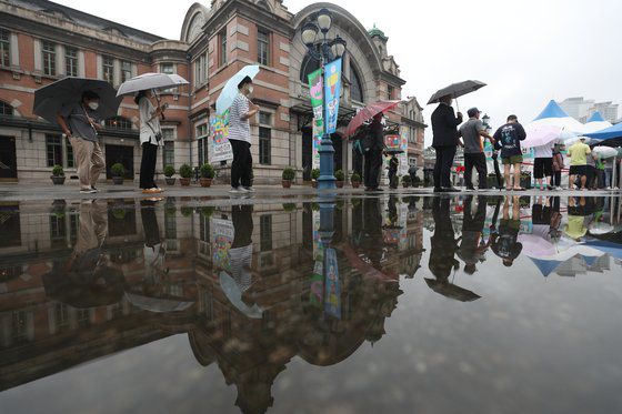 4일 오전 서울 중구 서울역광장에 마련된 임시선별진료소를 찾은 시민들이 검체검사를 받기 위해 줄을 서 있다.뉴스1