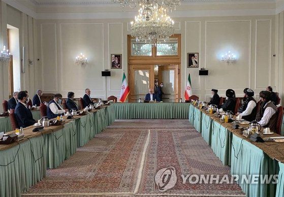 지난 4일 아프간 중부 고르 지방에서 민간인 여성들이 시위에 나선 모습. [트위터 캡처]모하마드 자바드 자리프 이란 외무장관이 7일 수도 테헤란의 외무부 청사에서 아프가니스탄 정부 대표단(왼쪽)과 이슬람 무장 조직 탈레반 대표단(오른쪽)을 면담하고 있다. [EPA=연합뉴스]