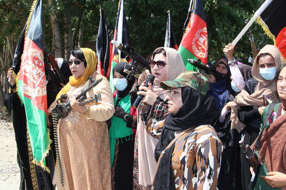지난 4일 아프간 중부 고르 지방에서 민간인 여성들이 시위에 나선 모습. [트위터 캡처]