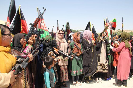 지난 4일 아프간 중부 고르 지방에서 민간인 여성들이 시위에 나선 모습. [트위터 캡처]