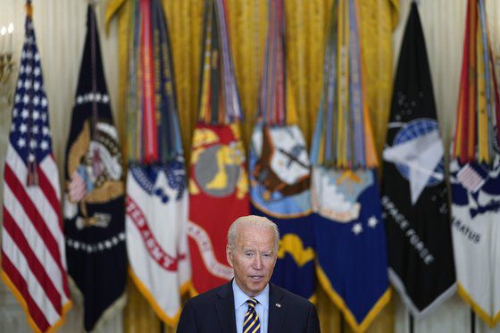 조 바이든 미국 대통령이 8일 백악관에서 아프가니스탄 주둔 미군 철수를 알리고 있다. [AP=연합뉴스]