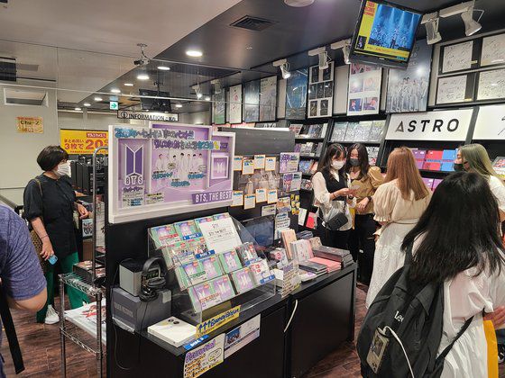10일 일본 도쿄 시부야 타워레코드 'K-POP' 층에 진열돼있는 BTS 베스트앨범. 이영희 기자