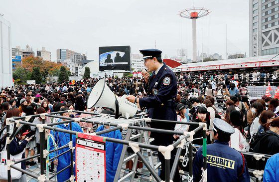 2018년 11월 13일 그룹 BTS의 일본 도쿄돔 첫 공연을 보기 위해 인파가 몰렸다.[로이터=연합뉴스]